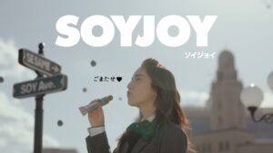 ヒゲのようにして黒ゴマの香りを楽しむ